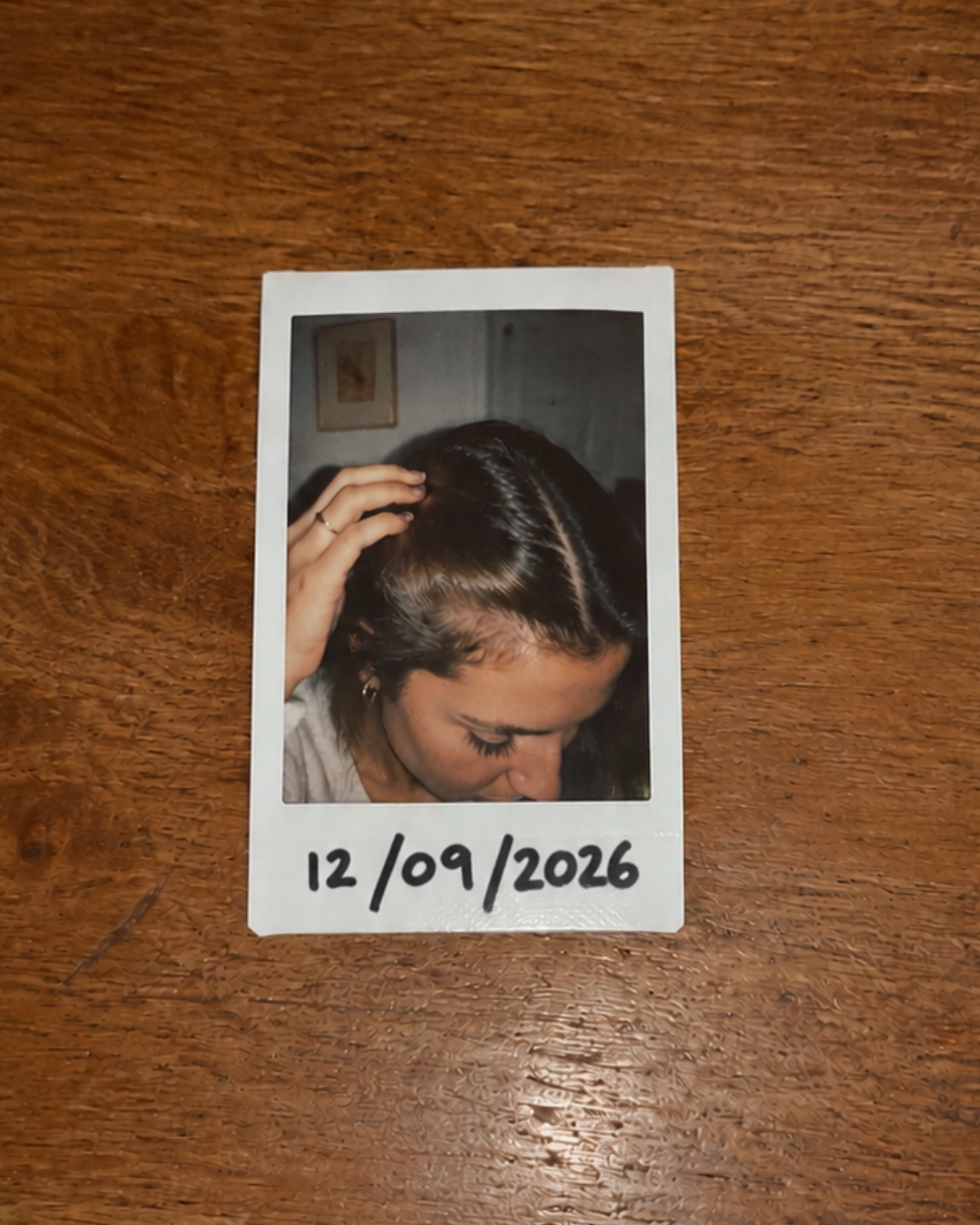 Julia, maman, devant son miroir